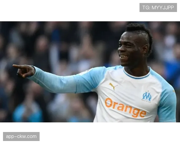 赫罗纳老将斯图亚尼替补登场破门，进球后手指队徽庆祝